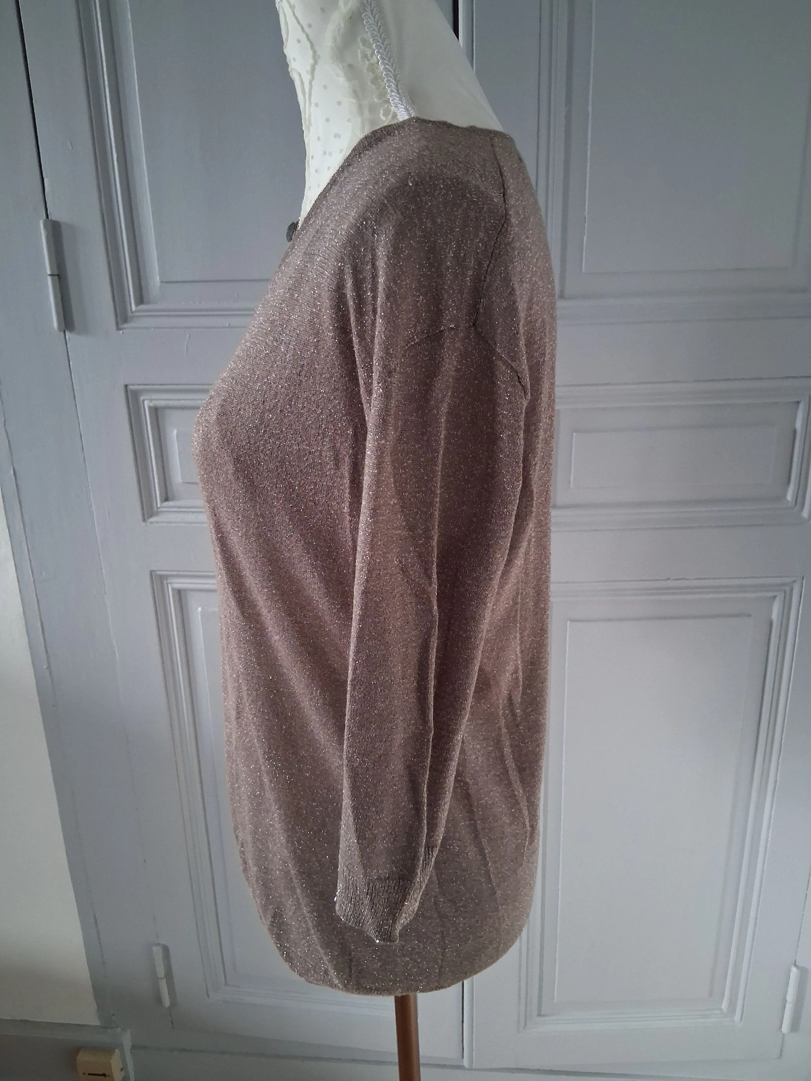 Suéter fino iridiscente color taupe de Mango - Corte fluido y elegante - Talla M – photo 4